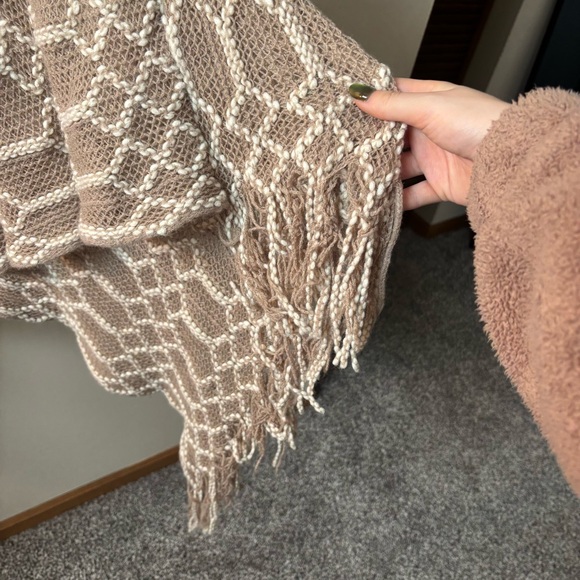 2Chic Beige and Cream Knit Poncho - Picture 2 of 7